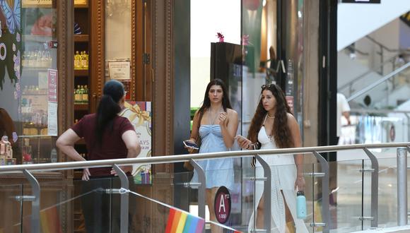 Compradores sin mascarillas caminan en el centro comercial Dizengoff en la ciudad costera israelí de Tel Aviv el 15 de junio de 2021. (Foto:  JACK GUEZ / AFP)