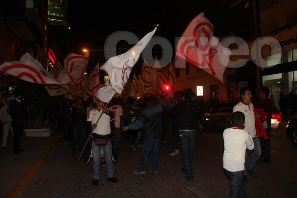 Hinchas cremas "toman"  centro de Huancayo (VIDEO)