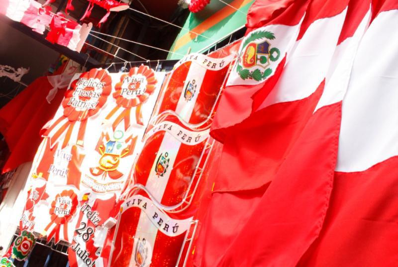 Crece demanda de banderas y escarapelas en Juliaca