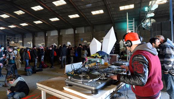 El DJ de la fiesta tocaba música electrónica. No era la única reunión que la Policía de Francia había previsto para esa noche. (Foto: AFP)