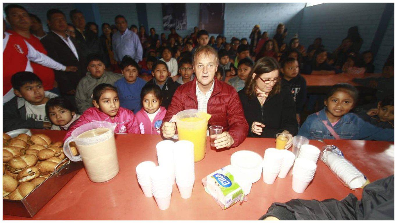 Jorge Muñoz asiste a desayuno en comedor popular de VES previo a la jornada electoral (VIDEO)