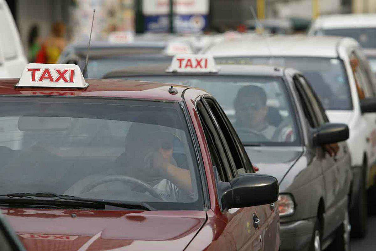 El Ministerio de Transportes evalúa eliminar a los autos colectivos