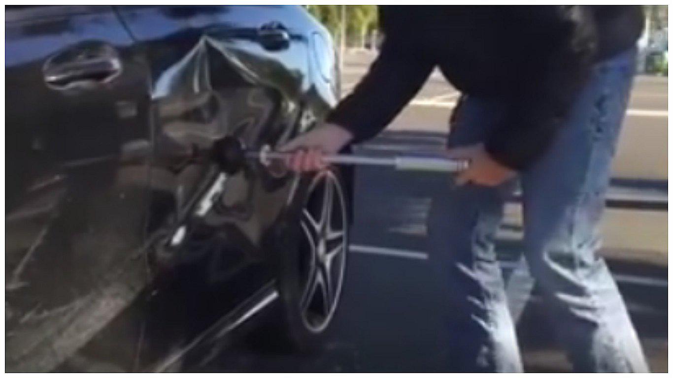Facebook: Este hombre reparó su auto con un chupón en segundos (VIDEO)