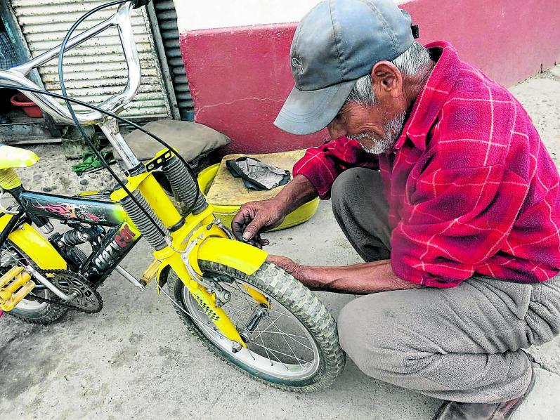 Anciano de 84 años enfrenta a la vida arreglando bicicletas 
