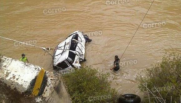 Río arrastra camioneta de minera, hay un ingeniero desaparecido