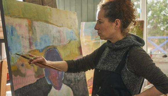 Franca Tagliabue puliendo su obra que se expone en octubre (Foto: Galería Índigo)