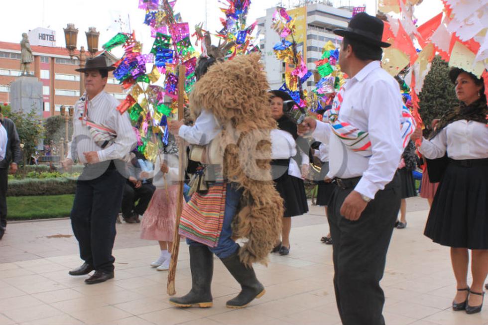 Residentes acobambinos despiden el año con chicha y zapateo