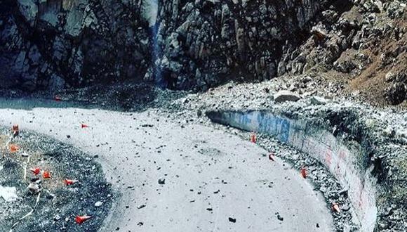 Vía se muestra peligrosa por caída de rocas