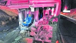 Arequipa: Un muerto y 40 heridos  en choque de tráiler en carretera