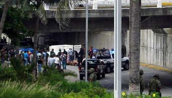 México: Hallan cuatro cadáveres colgados de un puente