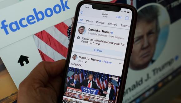 Esta foto ilustrativa muestra la página de Facebook del expresidente Donald Trump en la pantalla de un teléfono inteligente en Los Ángeles, 17 de marzo de 2023. (Foto de Chris DELMAS / AFP)