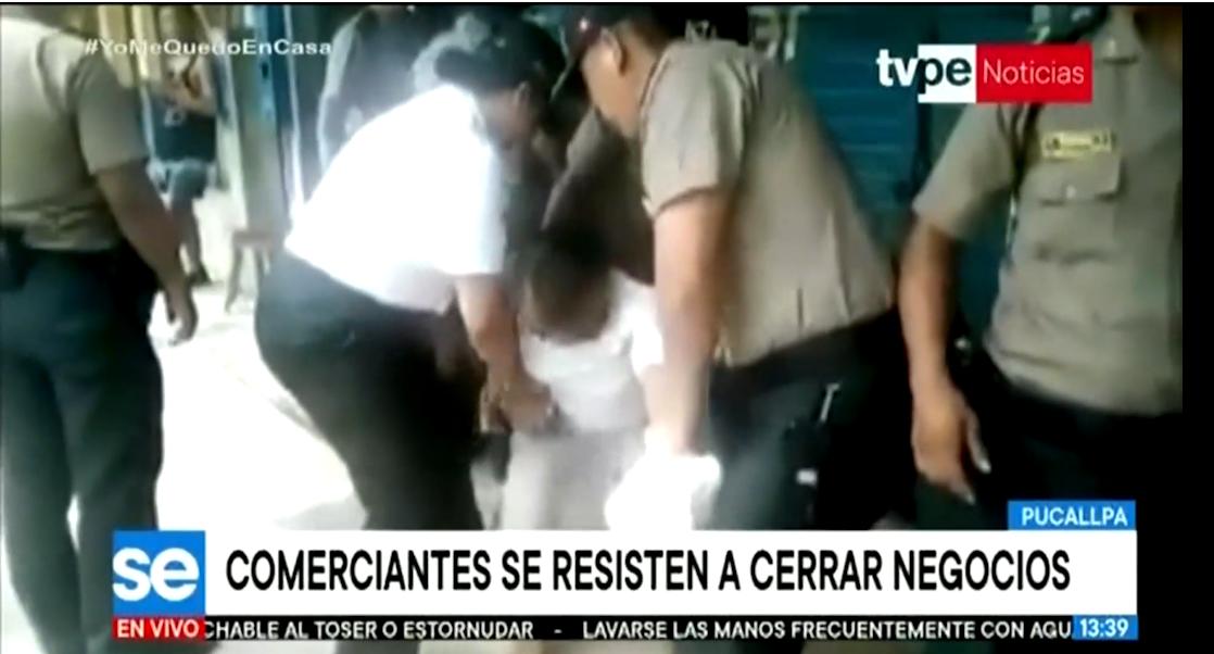 Comerciante se arroja al suelo para que no cierren su negocio por el Estado de Emergencia