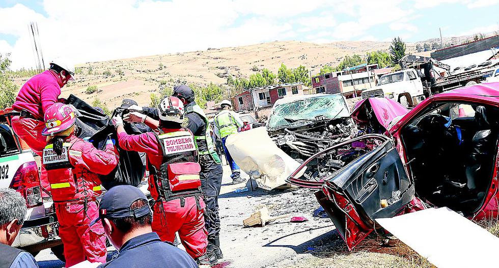 Chofer, ejecutiva de ventas y universitario mueren en choque de autos