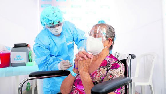 Locales de vacunación tendrán módulos destinados a vacunar a los mayores de 80 años que no hayan recibido sus dosis. (Foto: Andina)