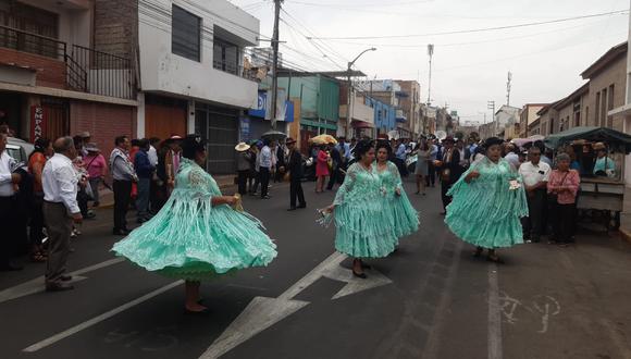 Danzantes descendieron por la calle Alto Lima hasta la plaza Zela en la ciudad de Tacna. (Foto: GEC)