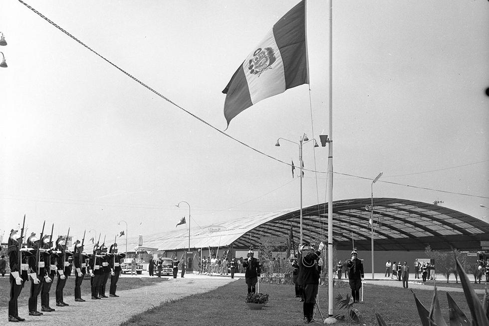 Izamiento del pabellón nacional durante la inauguración de la primera Feria Internacional del Pacifico. 01 de octubre de 1959 (Foto: GEC Archivo Histórico)
