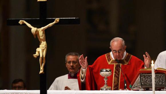 Papa Francisco oficia la Vigilia Pascual en el Vaticano