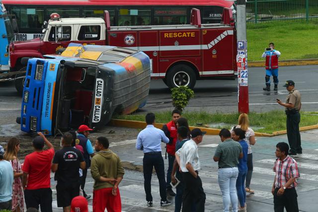 Ocho heridos deja accidente de coaster en la Av. Habich - Foto: Gonzalo Córdova