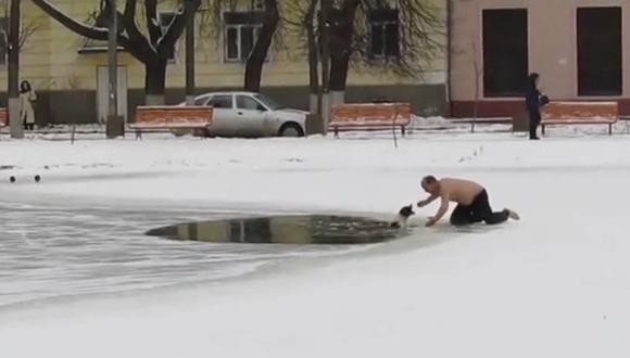 Rusia: Hombre se metió a laguna congelada para rescatar a perro