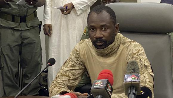 En esta fotografía de archivo tomada el 19 de agosto de 2020, el coronel Assimi Goita habla con la prensa en el Ministerio de Defensa de Malí en Bamako. (MALIK KONATE / AFP).