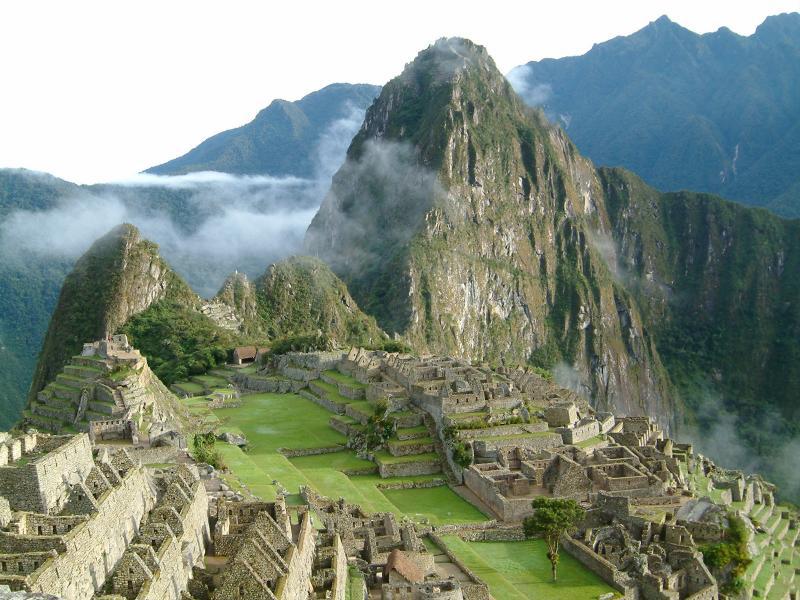 Detienen a turistas por sobrevolar Machupicchu en parapente