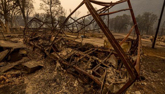 Las ruinas de Oak Mobile Park se ven en el McKinney Fire en el Bosque Nacional Klamath al noroeste de Yreka, California, el 31 de julio de 2022. (Foto de DAVID MCNEW / AFP)