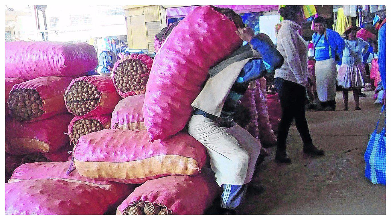 ​Huancayo: Pesa 65 kilos y carga sacos de papa de 110 kilos en su espalda