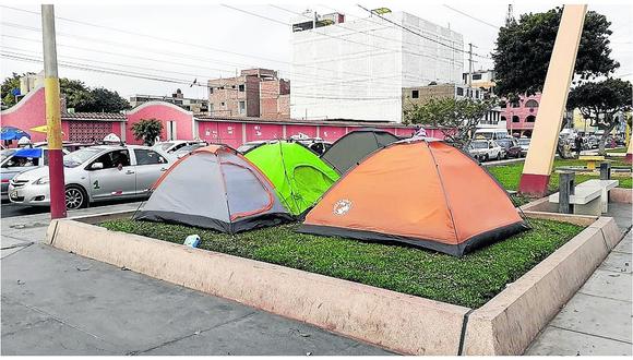 Venezolanos acampan en plena avenida Pardo con sus familias y niños 