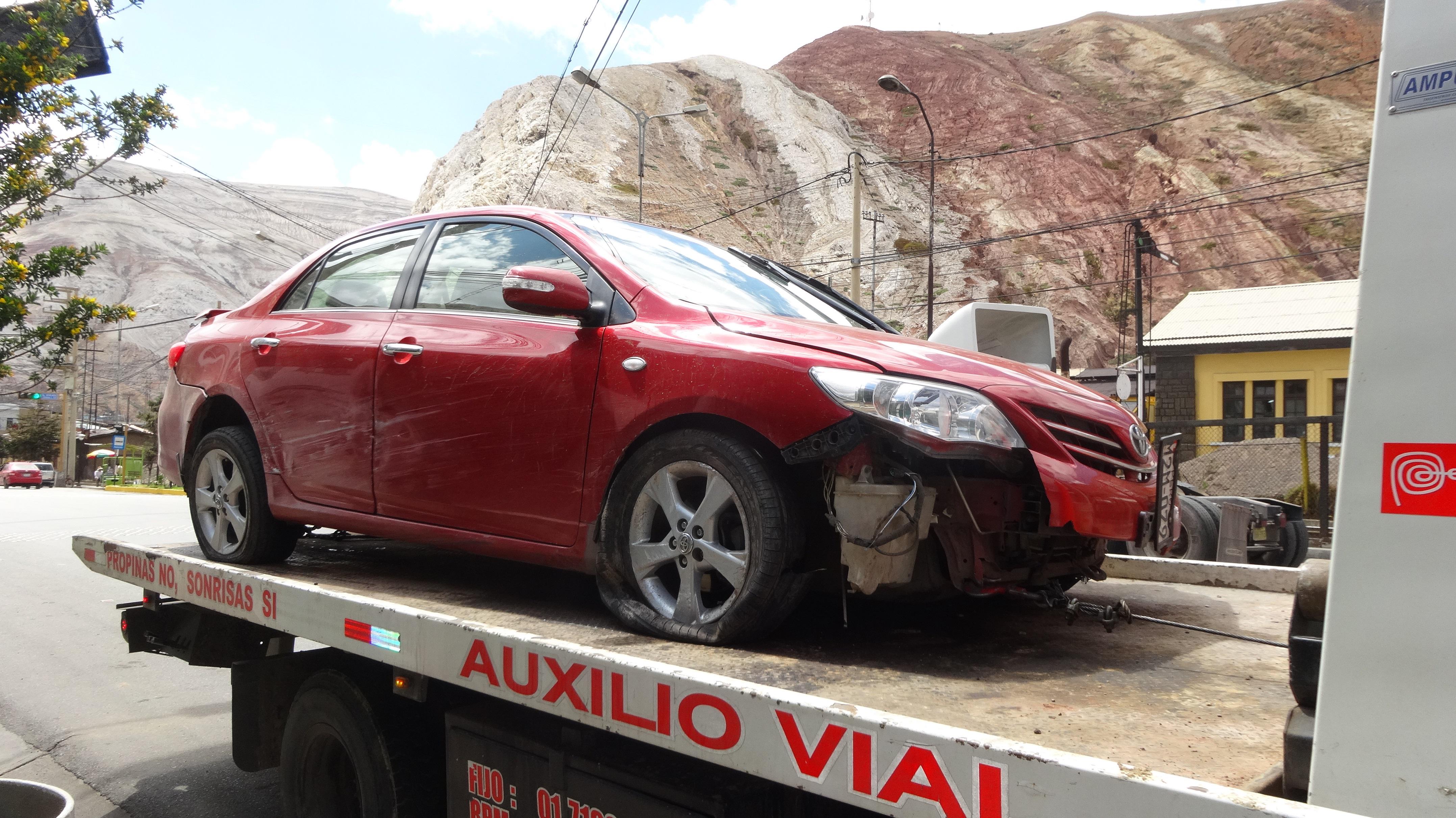 Choque lateral deja daños materiales en vehículos 