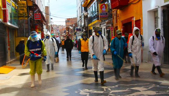 Ejercito peruano y municipio desinfectan y fumigan las calles de Puno 