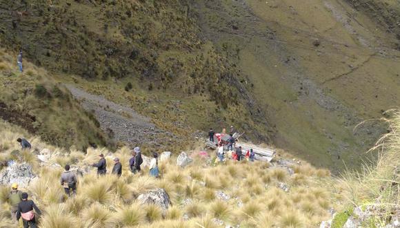 Cajamarca: Bus de Ángel Divino cae al abismo y deja 2 muertos