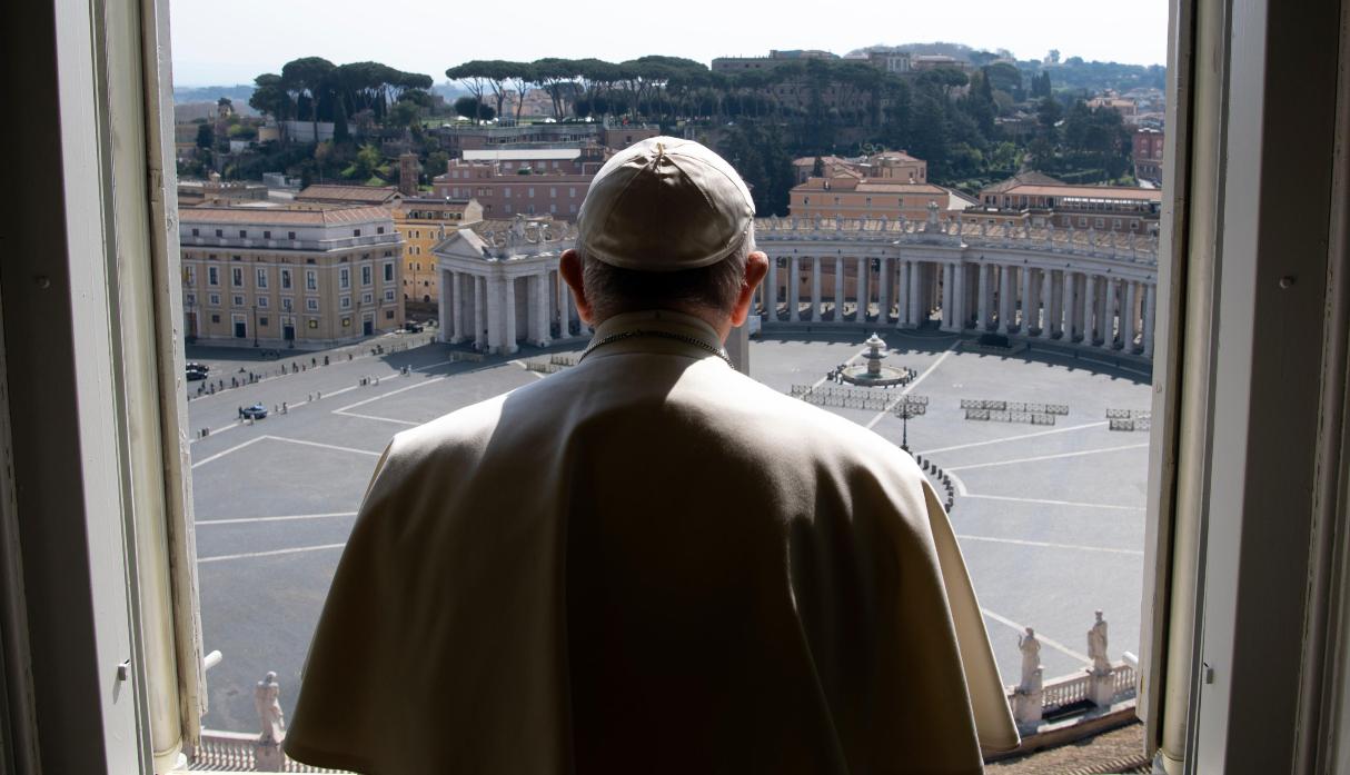 El papa agradeció a todos los curas que han inventado sistemas para estar cerca a los necesitados, con misas por internet o ingresos en las parroquias limitadas. Imagen del sumo pontífice en Roma. (AFP).