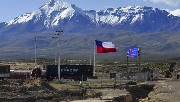 Chile iniciará el 27 de febrero de 2023 el despliegue de militares para resguardar las fronteras con Perú y Bolivia, en un intento por controlar el ingreso de migrantes por pasos no autorizados, informaron autoridades. (Foto por JORGE BERNAL / AFP)