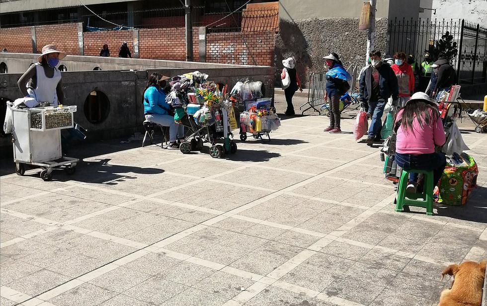 Vendedores informales toman alrededores de la Feria del Altiplano en Miraflores