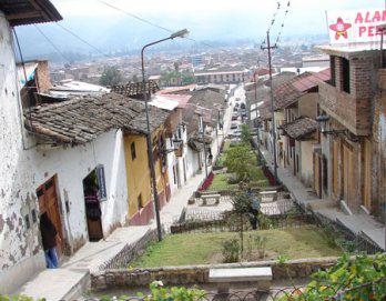 Arroja a recién nacido a un río