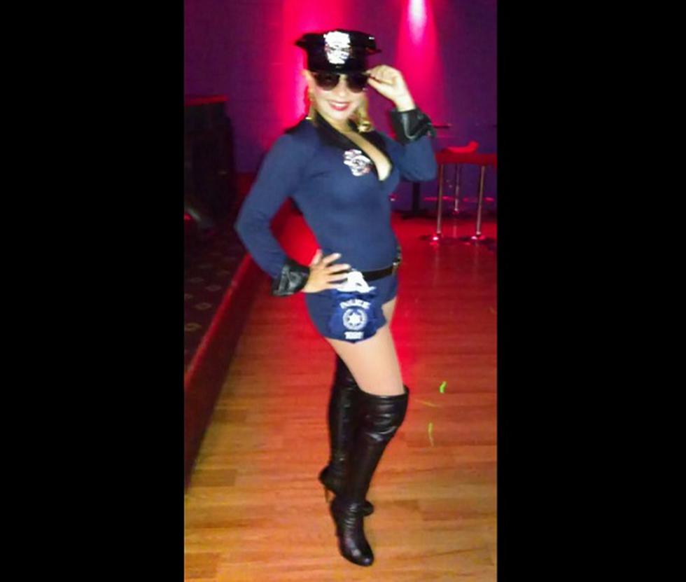 Mónica Adaro se disfrazó de sexy policía en Halloween