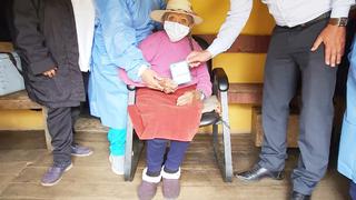 Inoculan vacuna contra el COVID-19 a mujer de 102 años de edad en Huancavelica