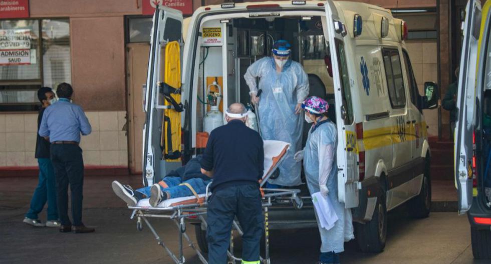 El personal de la ambulancia espera su turno para poder ingresar a los enfermos en el Hospital San José, en Santiago (Chile), el 5 de abril de 2021. (AFP / Martin BERNETTI).