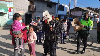 General de la Policía en Junín se disfraza y reparte caramelos a niños en su día