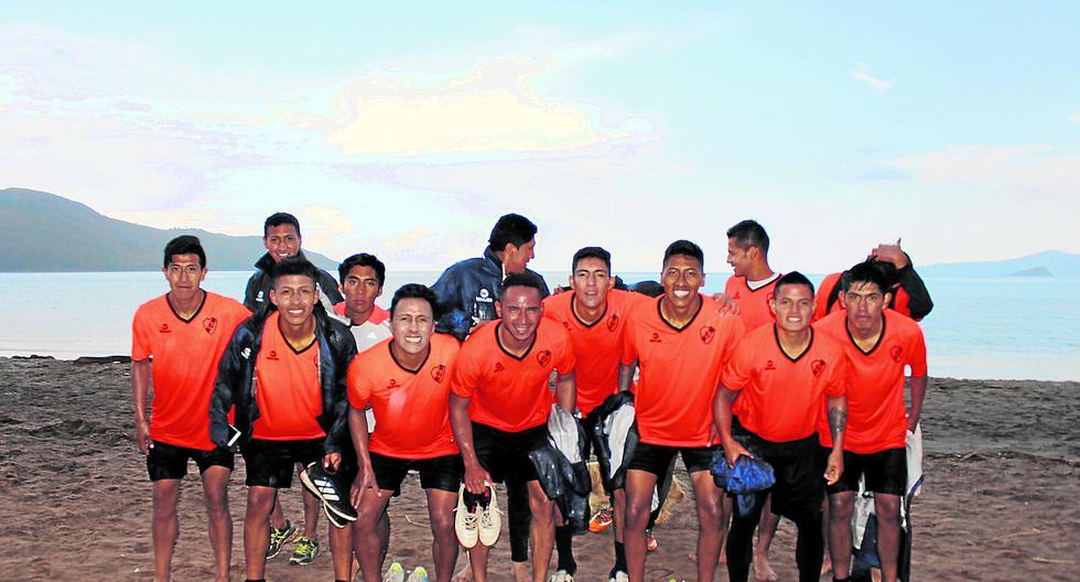 El Club Deportivo Alfonso Ugarte entrenó en el Lago Titicaca EDICION