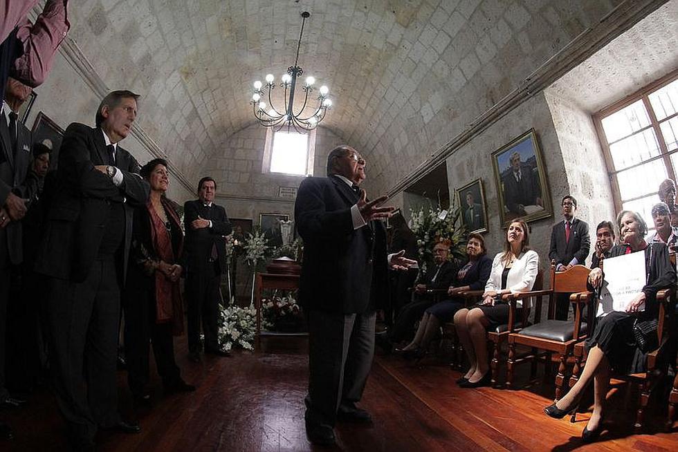 Intelectuales arequipeños y familiares le dan el último adios al ilustre poeta José Ruiz Rosas