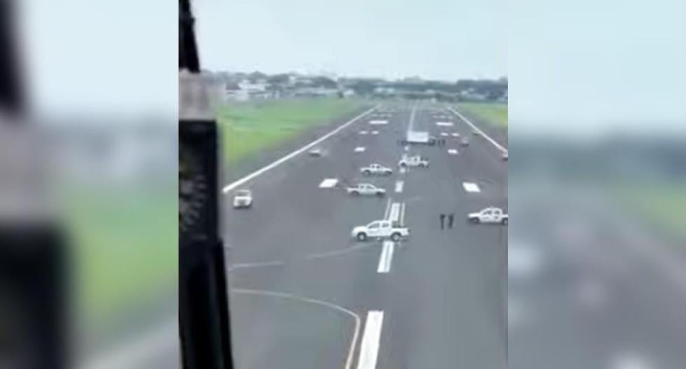 Varios autos irrumpieron en la pista de la terminal y se estacionaron sobre la misma, de acuerdo con imágenes difundidas en las redes sociales, obstaculizando las operaciones. (Captura).