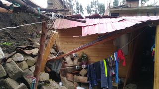 Derrumbe de muro aplasta humilde casa de madera en Áncash