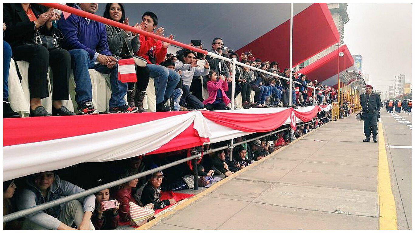 Parada Militar: Familias observan desfile debajo de tribunas (VIDEO)