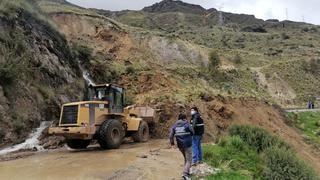 Enorme huaico afecta carretera en Huancavelica y deja buses varados