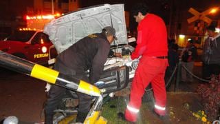 Mujer al volante empotra semáforo y lo derriba en Gregorio Albarracín