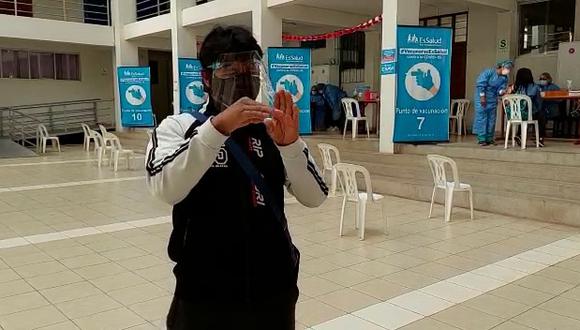Hombre con sordera contento por inocularse: “No tengan miedo” en lenguaje de señas. (Foto: EsSalud)