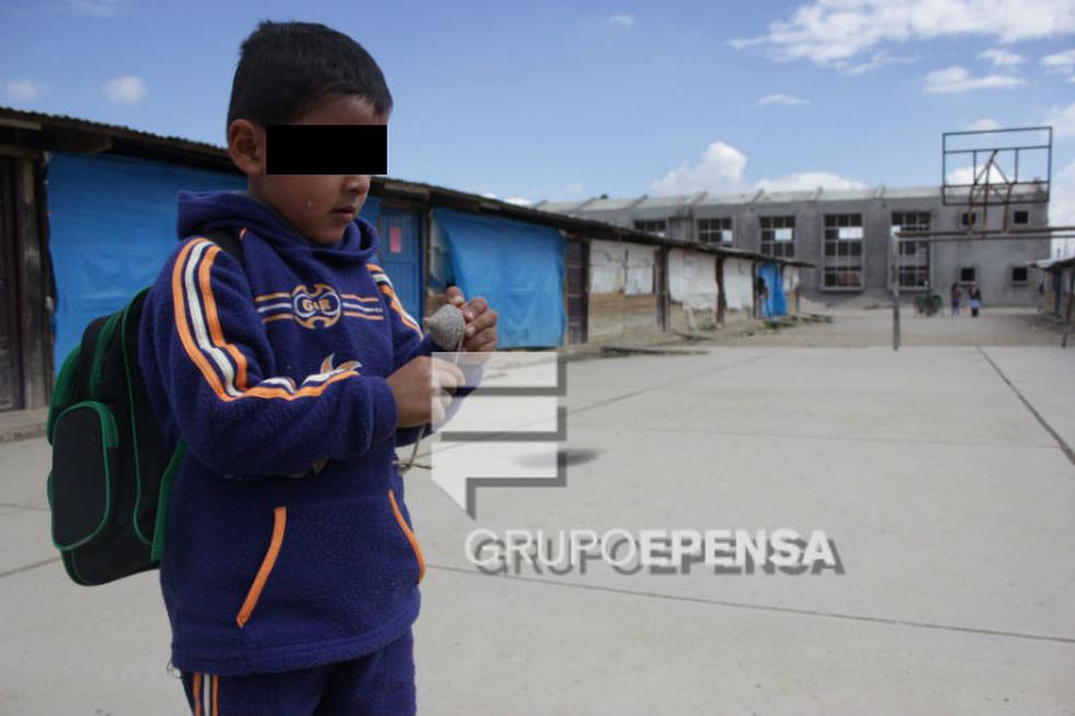 Desarrollan clases en las calles por toma de local (VÍDEO)