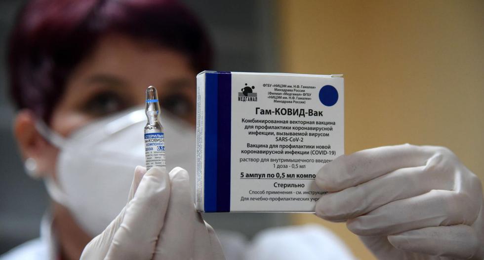 Imagen referencial. Una enfermera muestra una dosis de la vacuna Sputnik V contra el coronavirus en Podgorica, Montenegro, el 23 de febrero de 2021. (EFE/EPA/BORIS PEJOVIC).