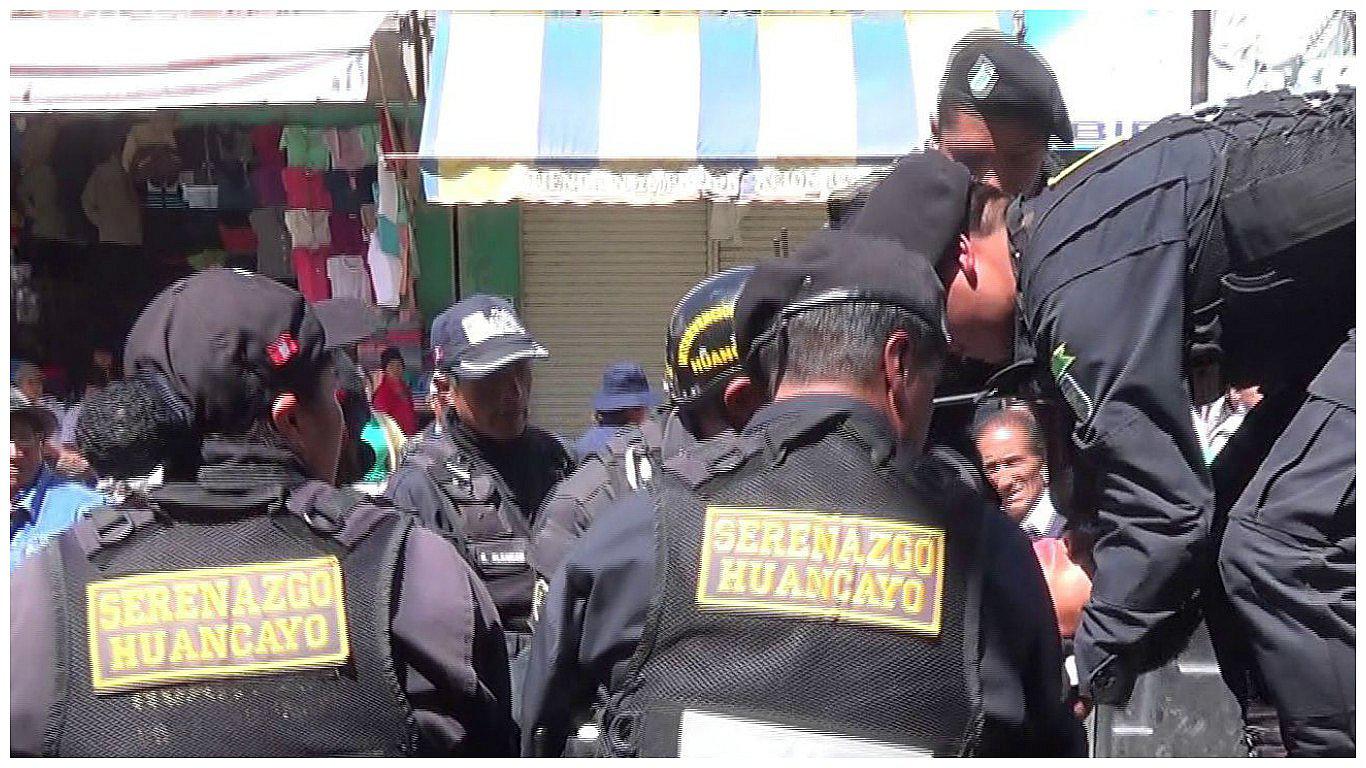 Anciano muere sentado en una banca de la vía pública